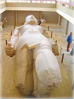 Статуя Рамсеса II в Мемфисе